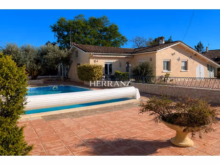 maison de plain-pied avec piscine et jardin clos de plus de