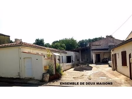 ensemble de deux maisons