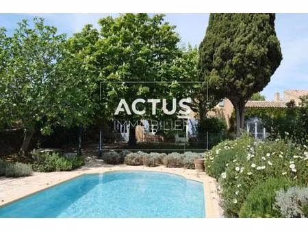 beau mas avec piscine et jardin en centre-ville de pélissan