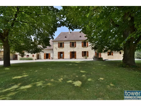 proche bergerac belle propriété de 16 hectares  demeure en p