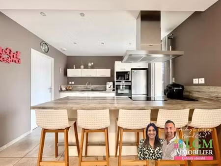 maison avec vie en rez de chaussée de 134m²  garage  proche des commerces  un luxe au quot