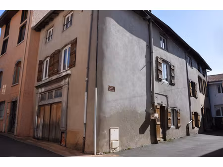 maison de village divisée en deux appartements  avec un gara