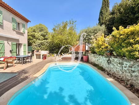 villa de type 6  trois chambres avec jardin & piscine au cen