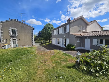vouneuil-sous-biard  deux maisons sur un terrain arboré au c