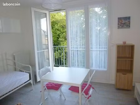 studio meuble proche deux lions