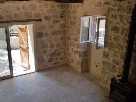 grezels maison t3 et 1 bureau avec petit espace extérieur