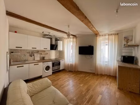 spacieux duplex avec terrasse sur le toit au cœur du centre historique de rians