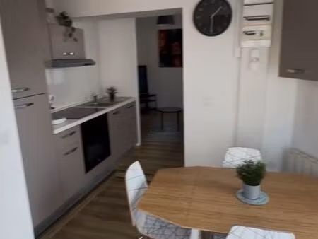 magnifique atelier d’artiste baigné de lumière dans rue calme  en plein centre ville