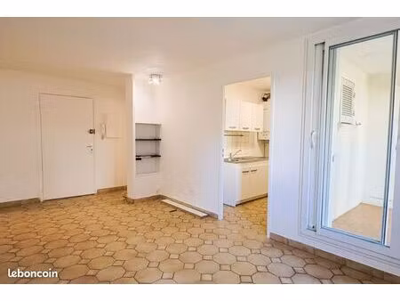 t2 au coeur de fréjus proche de toutes commodités et de l'hôpital