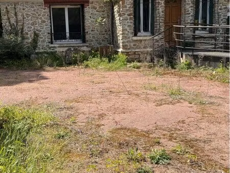 maison mitoyenne avec jardin – fort potentiel à rénover