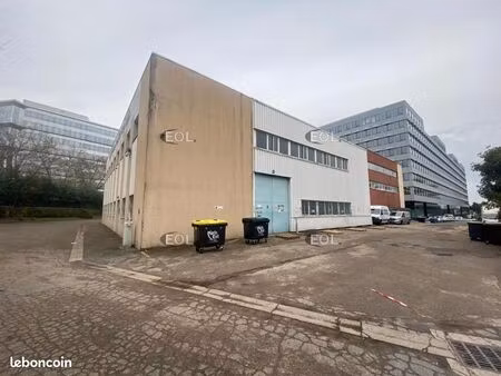 local bureaux 866 m²