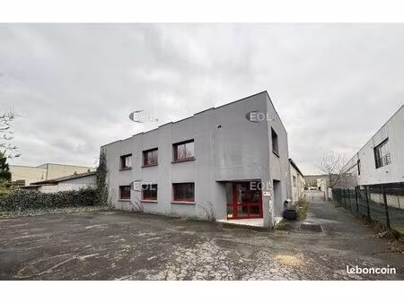 local bureaux 930 m²
