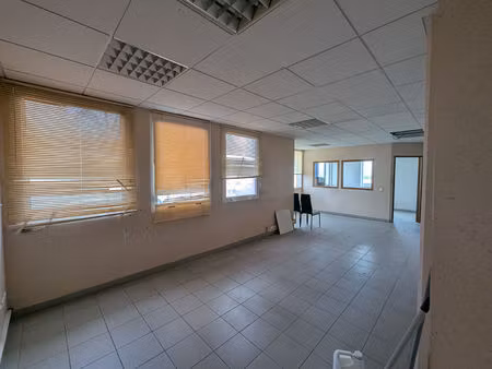 local commercial fort-de-france 141 m²