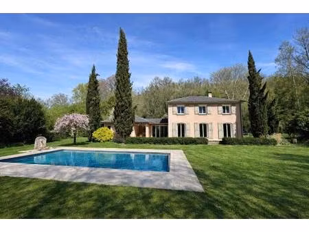 propriété d’exception aux prestations soignées  avec piscine et vaste jardin
