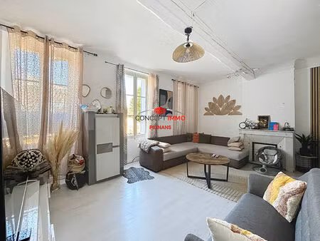 maison de village composée de 2 logements  d'un grand garage et d'une cave.