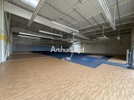 location commerce 867 m²