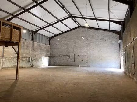 location entrepôt gonfaron 83590 366m²