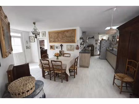 maison de ville idéalement située en hyper centre de saint-christophe-du-ligneron.