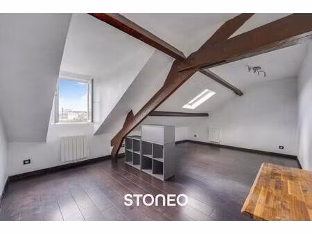 studio lumineux au dernier étage