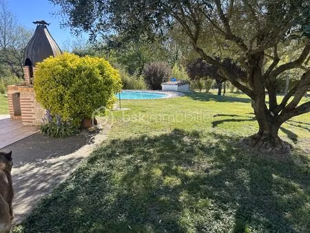 jolie maison plain pied sur sous sol semi enterre - 3 chambres - garage - piscine - terrai