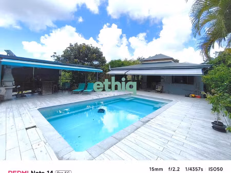 villa avec v2 gites et piscine sainte anne