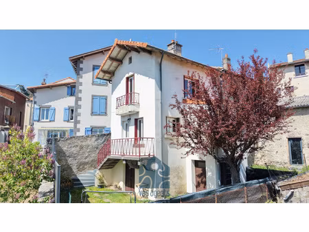 maison de bourg 2 pièces avec balcons  caves et jardin