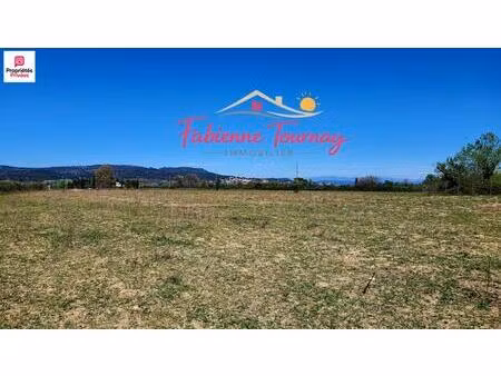 terrain bien plat  entièrement clôturé  avec vue sur le ventoux et le castellas