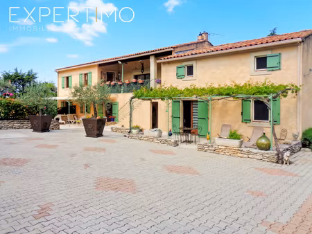 appartement 45m2 avec terrasse et vue sur bonnieux  copropriété avec piscine et parking pr