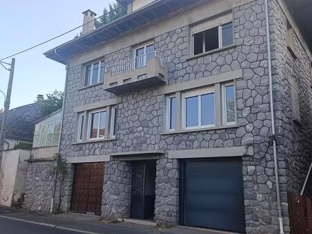 maison familiale en pierres et ardoises avec dépendance  puits  garages  caves et terrain 