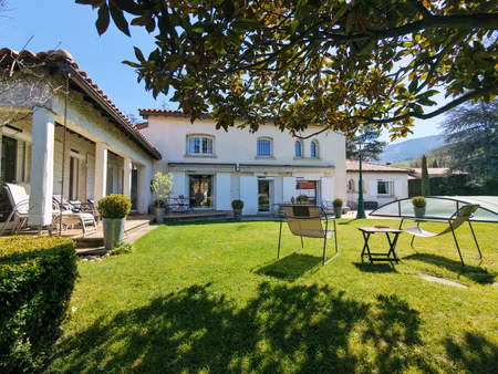 belle propriété de 222m² sur 2255 m² de terrain arboré avec piscine dans un secteur privil