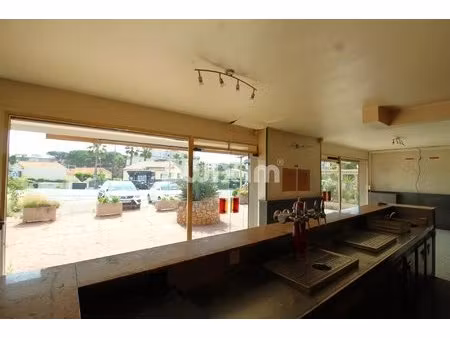 local commercial avec terrasse et parking