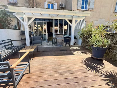 villeneuve sur lot  superbe maison de ville avec terrasse  jardinet et garage