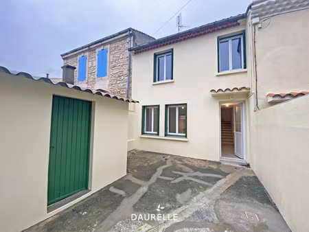 maison à louer à chateaurenard avec 2 chambres et cour.