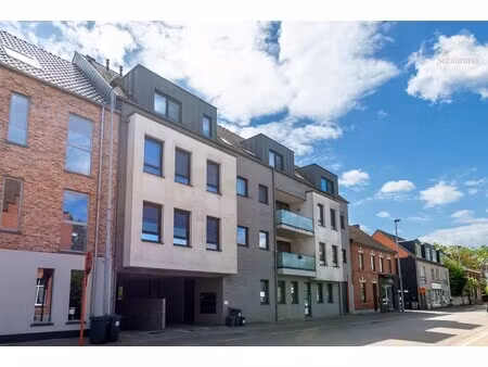 verzorgd dakappartement met groot terras en dubbele parking