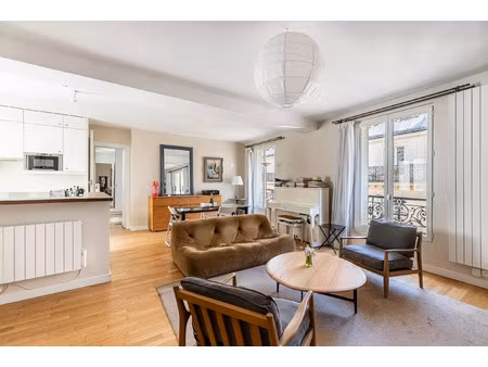 place des victoires – élégant 68 m² – traversant – 2 chambres possibles – parking à proxim