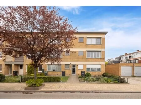 appartement op de eerste verdieping  inclusief garage  nabij het centrum van hoevenen!