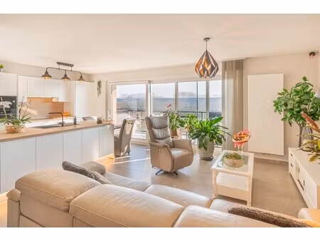 lichtrijk appartement met terras en zicht op het water