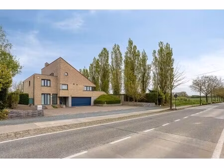 commerciele ruimte met parking  woning 5 slaapkamers en tuin