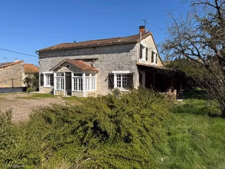 exclusivité – maison 3 chambres avec garage et terrain de 2 135 m² proche civray 86400