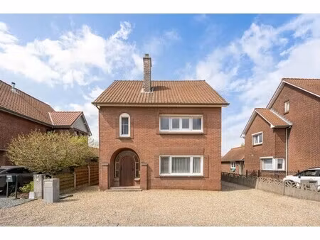 charmante  te renoveren woning op een perceel van 9a14ca met ruime garage in achtertuin!