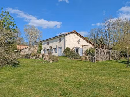 ferme en pierre à l'orée du village