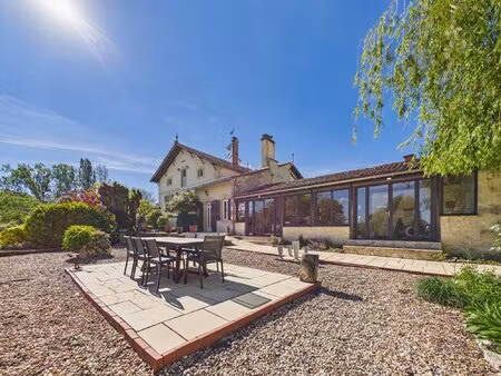 retraite paisible à la campagne avec piscine  lac privé et enclos