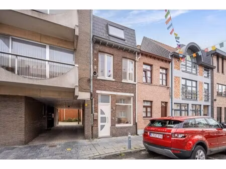 een knusse rijwoning met tuintje en 3 slaapkamers  gelegen pal in het centrum van maaseik.
