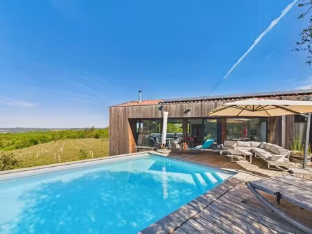 superbe maison d'architecte avec une vue imprenable sur les vignes du lot