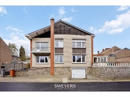 open bebouwing met 3 slaapkamers en garage in rustige straat