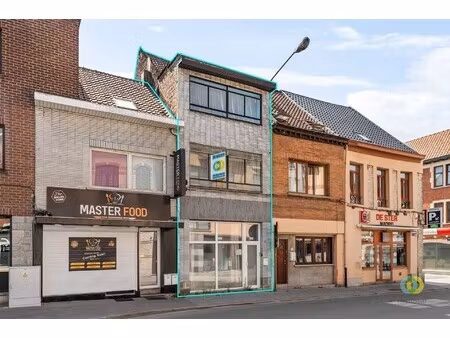 huis met koer en drie slaapkamers mogelijk