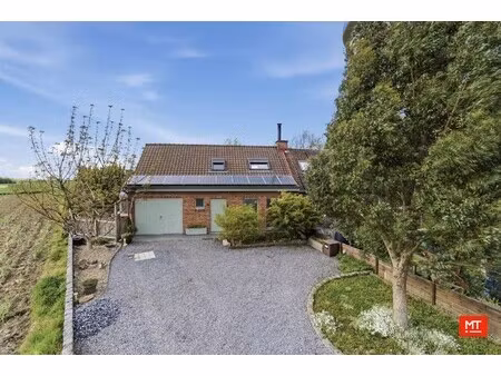 charmante halfopen woning op een landelijke locatie in gullegem