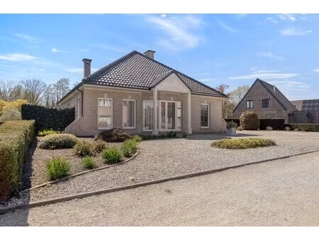 ruime woning in oase van rust met prachtige tuin