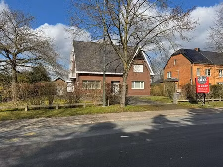 zeer ruime  instapklare woning met 4 slpks op een prachtig perceel van 16a33ca