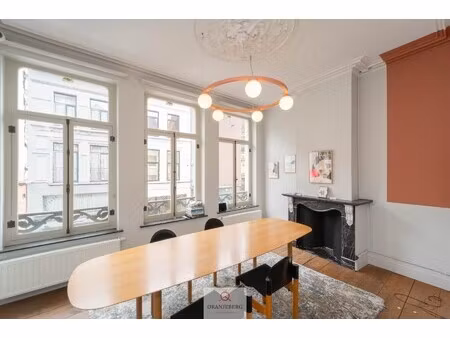 karaktervol handelspand (256 m²)met woonst in historisch gebouw